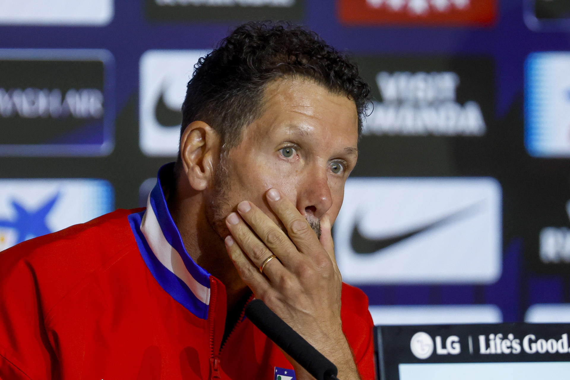 El entrenador del Atlético de Madrid Diego Simeone, durante la rueda de prensa antes del entrenamiento del equipo previo al derbi de mañana frente al Real Madrid, este viernes en el estadio Metropolitano en Madrid.-EFE/ Juanjo Martín

