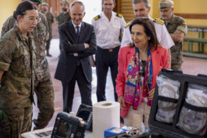 La ministra de Defensa, Margarita Robles, visita la Academia de Infantería, este viernes en Toledo, para interesarse por el desarrollo del adiestramiento a ucranianos en el marco de la Misión de Asistencia Militar de la Unión Europea en apoyo a Ucrania (EUMAM-UA). EFE/Ismael Herrero