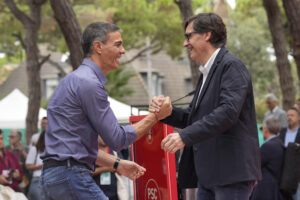 El presidente del Gobierno, Pedro Sánchez (i), y el presidente de la Generalitat de Cataluña, Salvador Illa (d), participan en la tradicional Fiesta de la Rosa del PSC en Gavá, Bacelona, este domingo. EFE/ Alejandro García