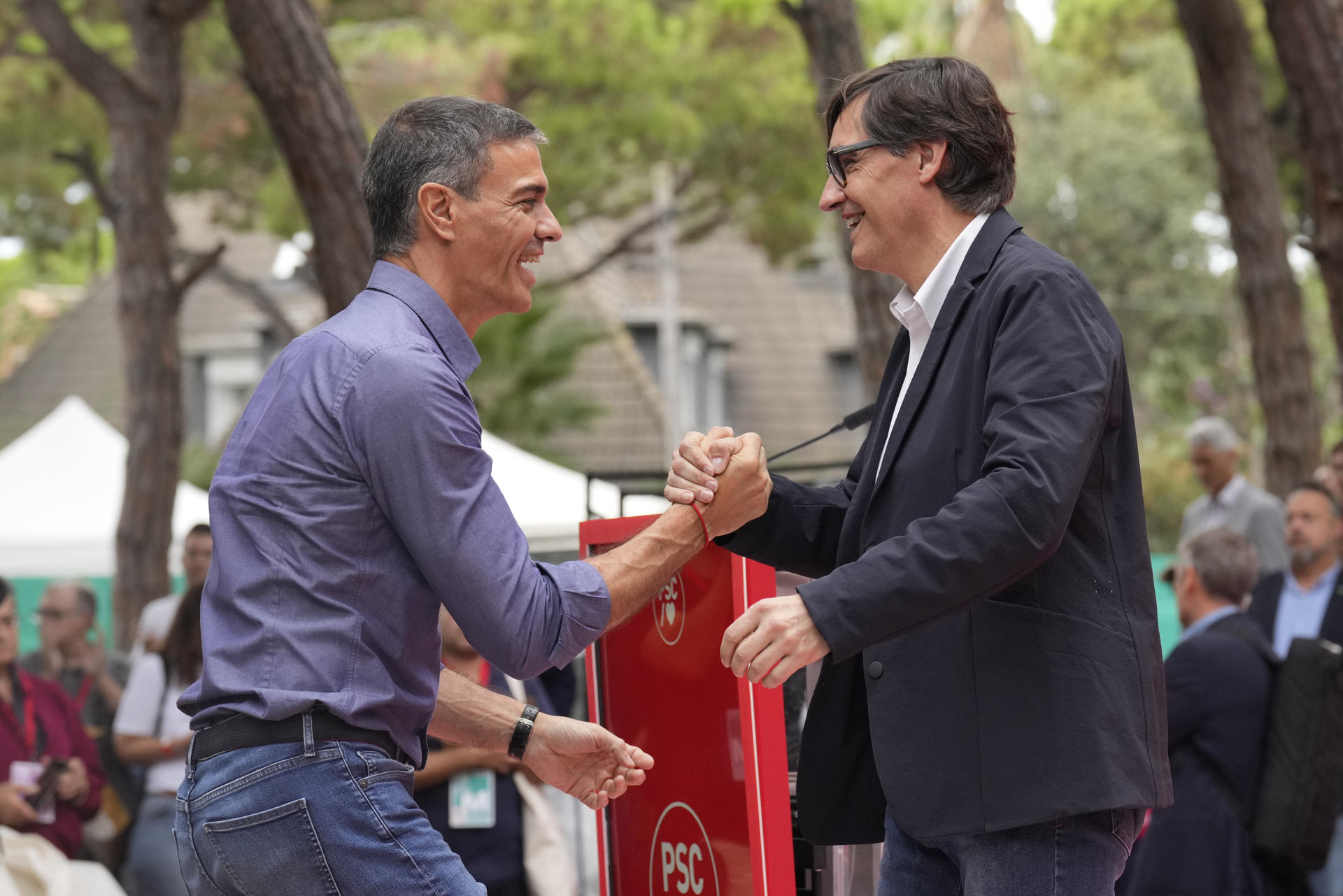 El presidente del Gobierno, Pedro Sánchez (i), y el presidente de la Generalitat de Cataluña, Salvador Illa (d), participan en la tradicional Fiesta de la Rosa del PSC en Gavá, Bacelona, este domingo. EFE/ Alejandro García