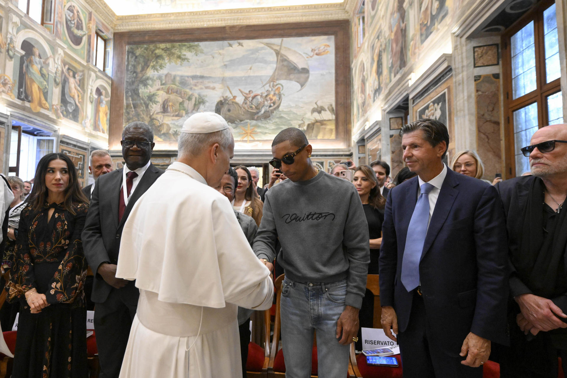 Una imagen proporcionada por Vatican Media muestra al Papa León XIV durante un encuentro con los nuevos obispos ordenados este año y los obispos de misión, Ciudad del Vaticano, 11 de septiembre de 2025. (Papa) EFE/EPA/VATICAN MEDIA HANDOUT HANDOUT EDITORIAL USE ONLY/NO SALE