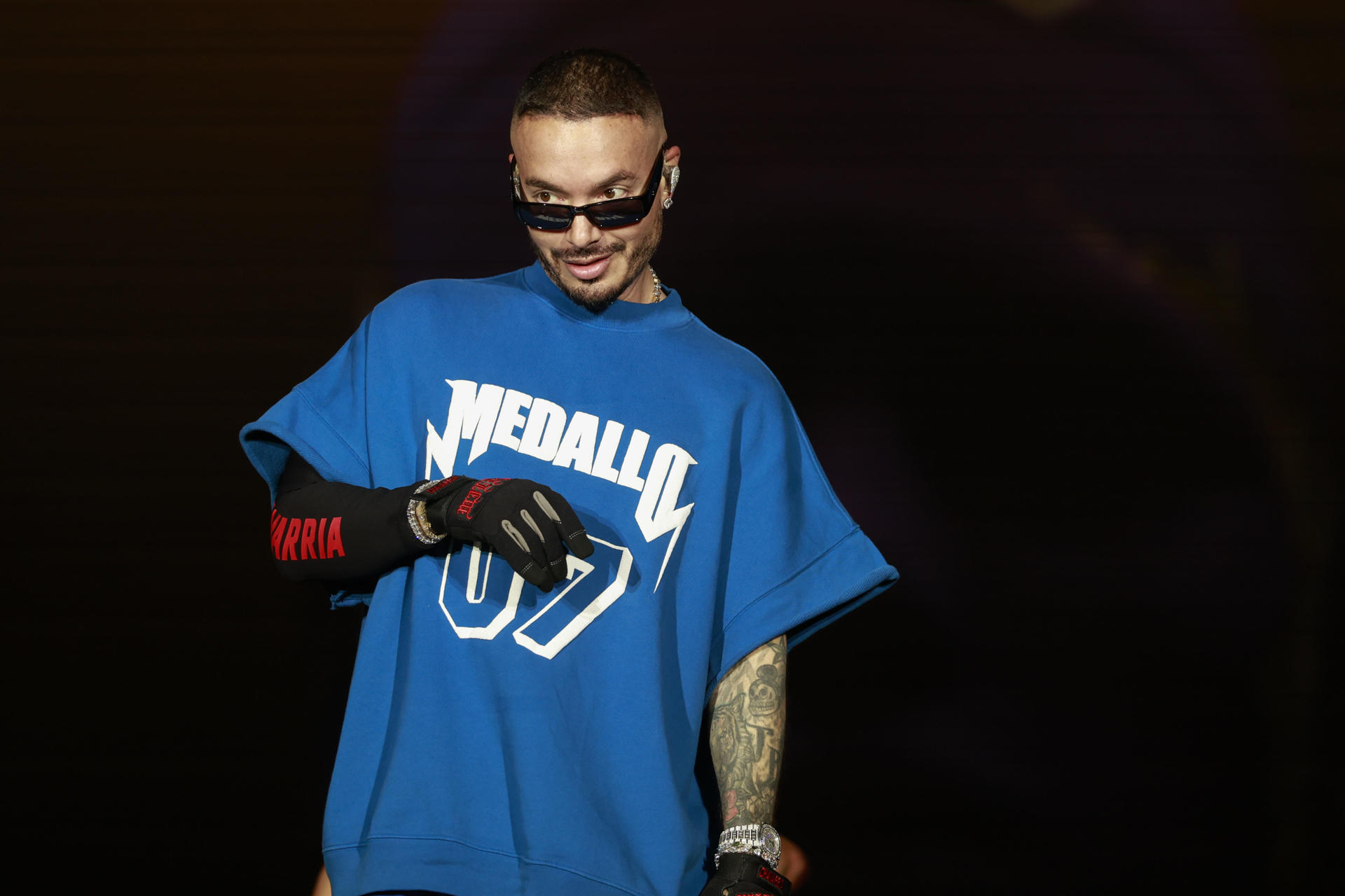 El cantante colombiano J Balvin durante su presentación este domingo, en el festival de música 'The Town' en Sao Paulo (Brasil). EFE/ Sebastião Moreira