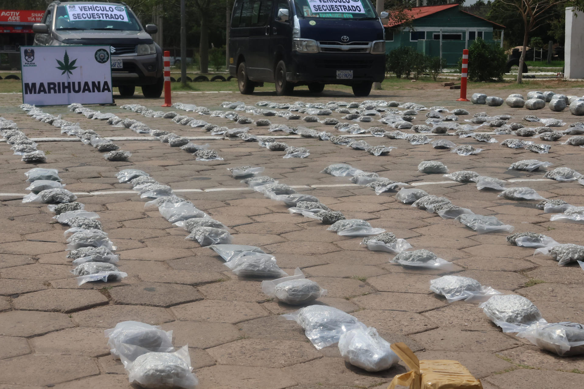 Fotografía que muestra droga incautada este lunes, en Santa Cruz (Bolivia). EFE/ Juan Carlos Torrejón