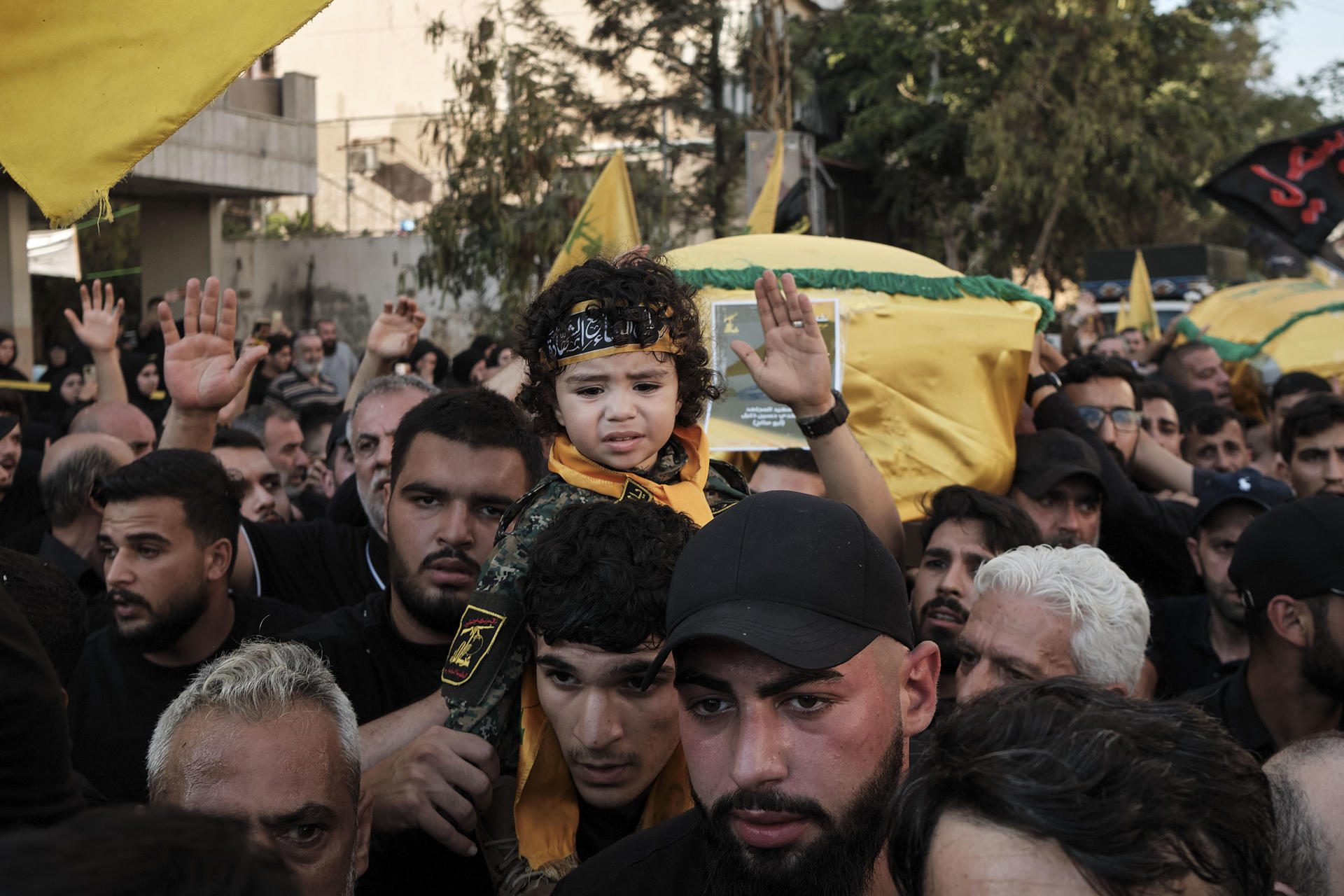 Fotografía tomada el 3 de julio de 2025 que muestra a el entierro de Abu Ali Khalil, el que fue guardaespaldas de Hasán Nasrala, asesinado en un ataque israelí durante la guerra con Irán. El grupo chií libanés Hizbulá organiza un espectáculo simbólico en las 'Rocas de Raouche' de Beirut para conmemorar el primer aniversario del asesinato de su líder histórico, Hasán Nasrala, y del clérigo Hashem Safi al Din, ambos muertos en ataques israelíes a las afueras de la capital. 
EFE/ Edgar Gutiérrez
