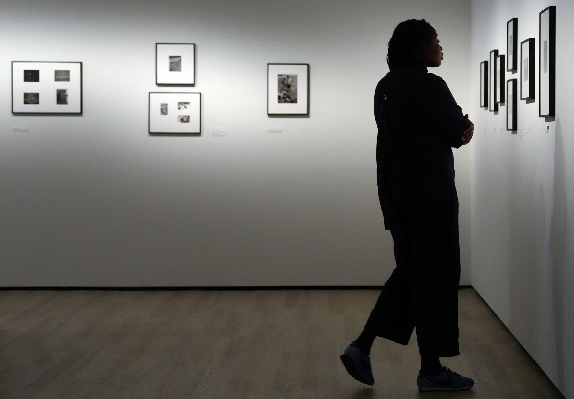 El centro KBr de la Fundación Mapfre realiza un amplio recorrido por la trayectoria de la fotógrafa neoyorquina Helen Levitt en una exposición que incluye 220 fotografías, entre ellas algunas inéditas como sus trabajos realizados en México y gran parte de su obra en color. EFE/Enric Fontcuberta