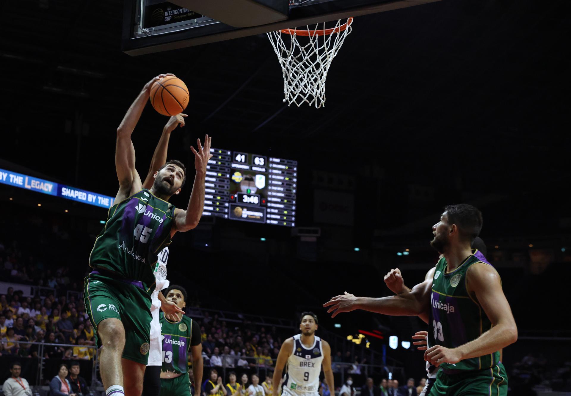 David Kravish (i) del Unicaja. EFE/EPA/HOW HWEE YOUNG

