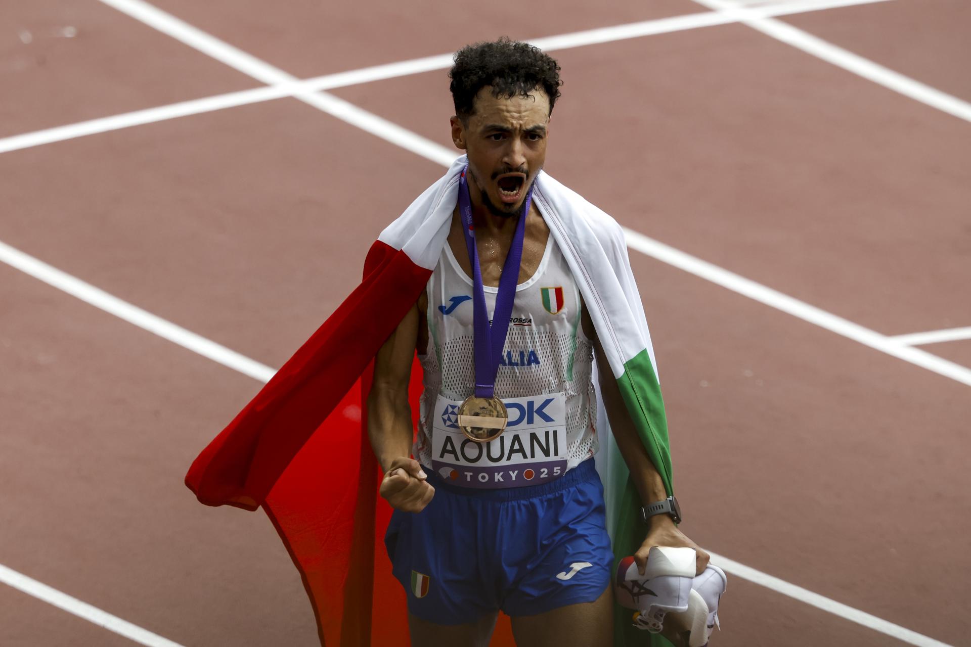 El italiano Iliass Aouani se colgó este lunes en Tokio la medalla de bronce en el maratón de los Mundiales de Atletismo. EFE/EPA/MAST IRHAM