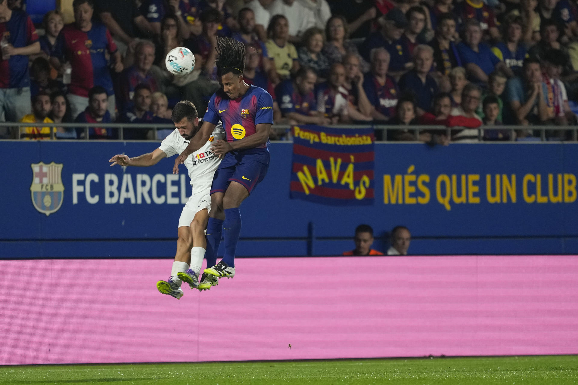 El defensa del Barcelona Jules Koundé (d) salta a por un balón con José Gayá, del Valencia, durante el partido de la cuarta jornada de LaLiga EA Sports que FC Barcelona y Valencia CF disputaron en el estadio Johan Cruyff. EFE/Alejandro García