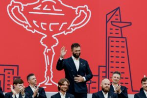 Jon Rahm, del equipo de Europa, saluda durante la ceremonia de apertura, del miércoles, de la Copa Ryder 2025 de golf en Nueva York. EFE/EPA/ERIK S. LESSER