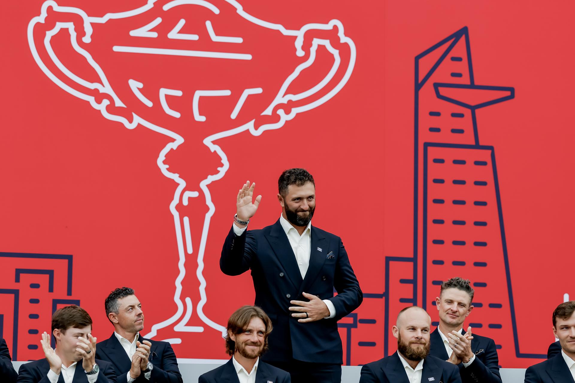 Jon Rahm, del equipo de Europa, saluda durante la ceremonia de apertura, del miércoles, de la Copa Ryder 2025 de golf en Nueva York. EFE/EPA/ERIK S. LESSER