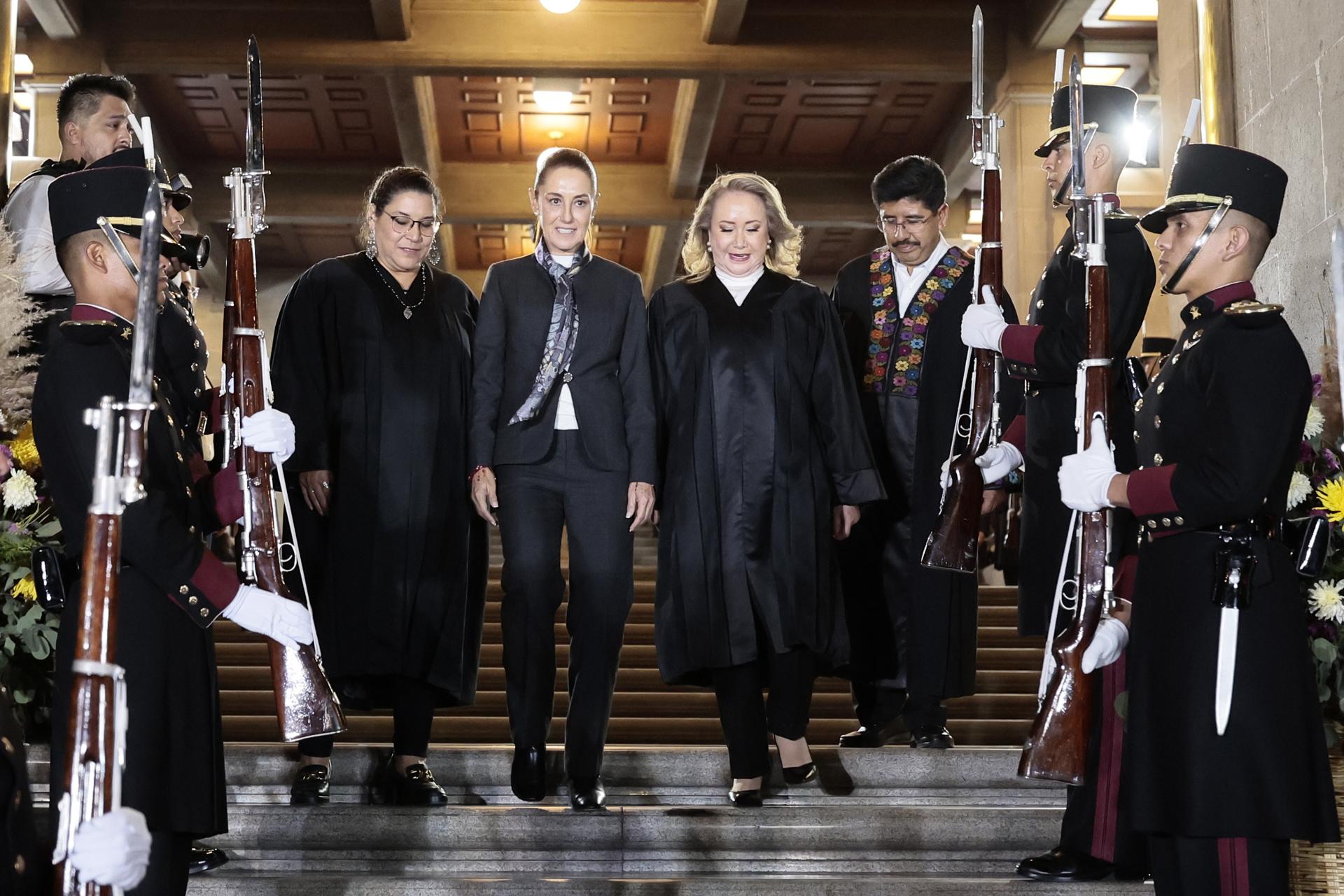 La presidenta de México, Claudia Sheinbaum (c), acompañada de los ministros Lenia Batres (i), Yasmín Esquivel (2-d) y Hugo Aguilar (d) a su salida después de asistir al inicio de labores de la Suprema Corte de Justicia de la Nación (SCJN) este lunes, en la Plaza de la Constitución, en Ciudad de México (México). EFE/José Méndez