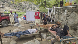 Voluntarios de la Media Luna Roja Afgana y equipos médicos móviles atienden a los más de 3.000 heridos del terremoto del domingo en diferentes aldeas, en el este de Afganistán. EFE/ Lmar Khplwak