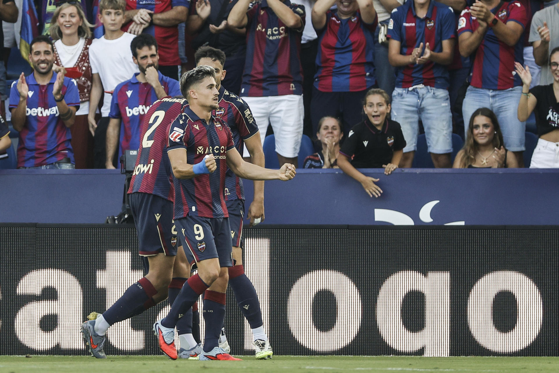 -Los jugadores del Levante celebran el gol del delantero Iván Romero (c,9) contra el Betis, durante el partido de la jornada 4 de LaLiga EA Sports entre el Levante y el Betis, este domingo en el estadio gol Ciutat de València.- EFE/ Manuel Bruque
