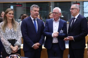 La ministra española de Transición Ecológica y Reto Demográfico, Sara Aagesen; el ministro danés de Clima y Energía, Lars Aagaard; el secretario de Estado alemán del Ministerio de Medio Ambiente, Acción por el Clima, Conservación de la Naturaleza y Seguridad Nuclear, Jochen Flasbarth; y el ministro estonio de Energía y Medio Ambiente, Andrés Sutt, asisten al Consejo Europeo de Ministros de Medio Ambiente en Bruselas, Bélgica, este jueves. EFE/ Olivier Hoslet
