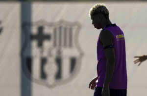 Foto de archivo del Lamine Yamal durante un entrenamiento del primer equipo del FC Barcelona en la Ciudad Deportiva Joan Gamper. EFE/Enric Fontcuberta.