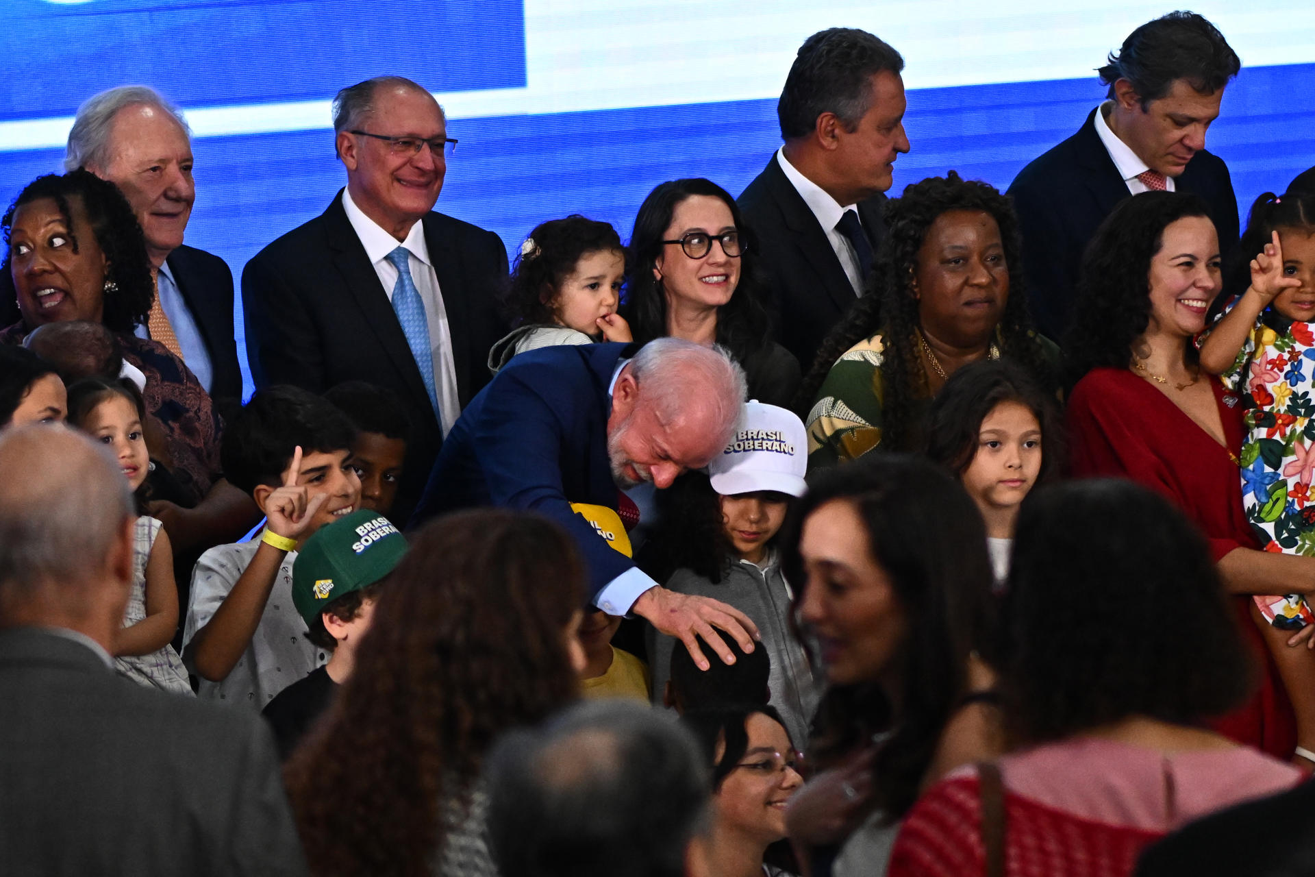 El presidente de Brasil, Luiz Inácio Lula da Silva, saluda a algunos niños durante un evento este miércoles, en el Palácio del Planalto, en Brasilia (Brasil). EFE/ Andre Borges
