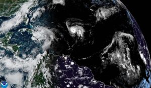 Fotografía satelital cedida por la Oficina Nacional de Administración Oceánica y Atmosférica de Estados Unidos (NOAA), a través del Centro Nacional de Huracanes (NHC), donde se observa la localización del huracán Humberto (c-d) y la tormenta número nueve (c-i) en el Atlántico. EFE/NOAA-NHC /SOLO USO EDITORIAL /NO VENTAS /SOLO DISPONIBLE PARA ILUSTRAR LA NOTICIA QUE ACOMPAÑA /CRÉDITO OBLIGATORIO