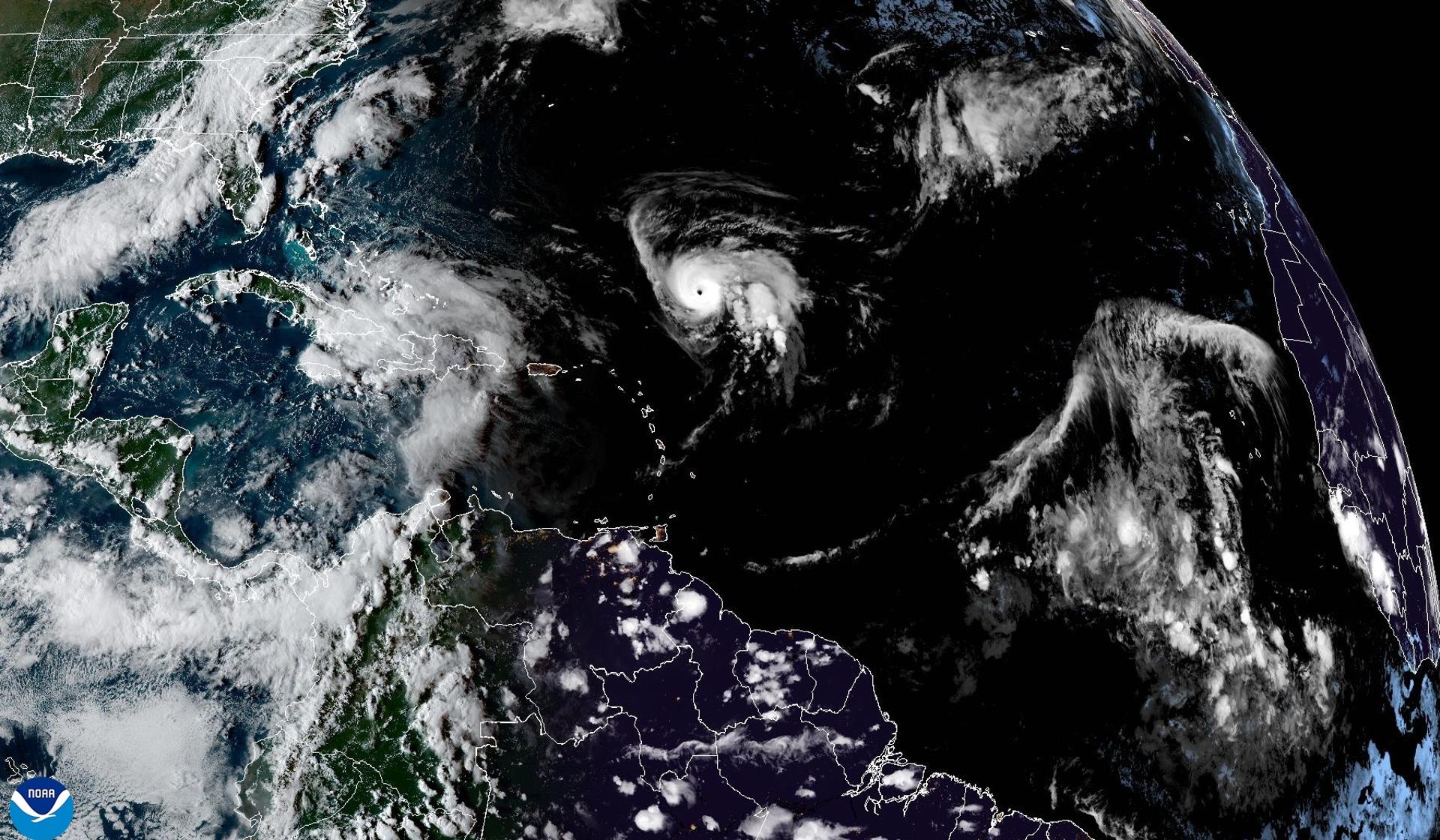 Fotografía satelital cedida por la Oficina Nacional de Administración Oceánica y Atmosférica de Estados Unidos (NOAA), a través del Centro Nacional de Huracanes (NHC), donde se observa la localización del huracán Humberto (c-d) y la tormenta número nueve (c-i) en el Atlántico. EFE/NOAA-NHC /SOLO USO EDITORIAL /NO VENTAS /SOLO DISPONIBLE PARA ILUSTRAR LA NOTICIA QUE ACOMPAÑA /CRÉDITO OBLIGATORIO