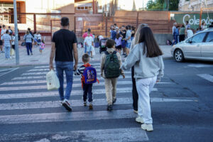 Varios niños y sus padres llegando a un colegio en este inicio del curso. EFE/ Eduardo Palomo