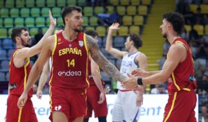Los jugadores de España Willy Hernangomez (I) y Josep Puerto (D) durante el partido de baloncesto del EuroBasket 2025 del grupo C entre Italia y España en Limassol, Chipre. EFE/EPA/GEORGI LICOVSKI POLAND OUT