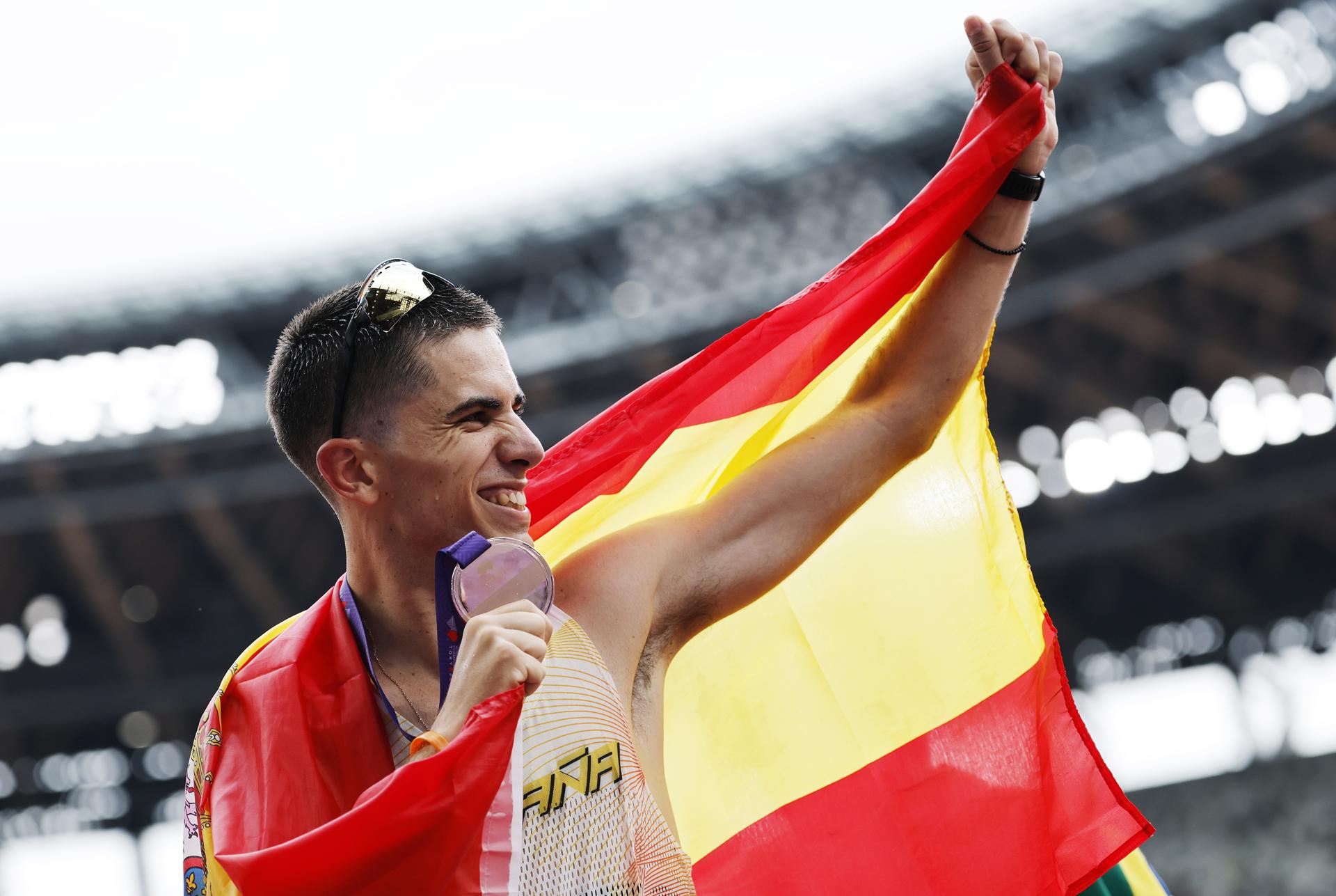 El español Paul McGrath festeja este sábado la medalla de bronce obtenida en los 20 kilómetros marcha en Tokio. EFE/EPA/FRANCK ROBICHON
