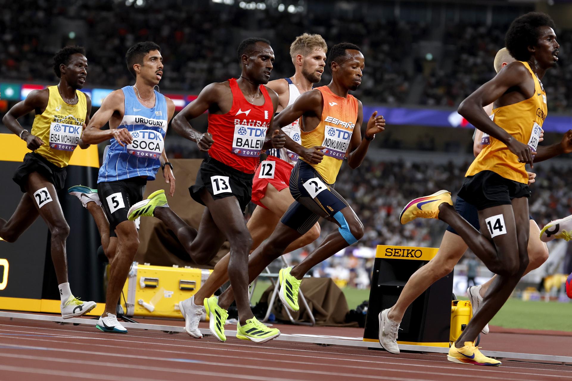 El español Thierry Ndikumwenayo, durante su serie en los 5000, este viernes. EFE/EPA/FRANCK ROBICHON