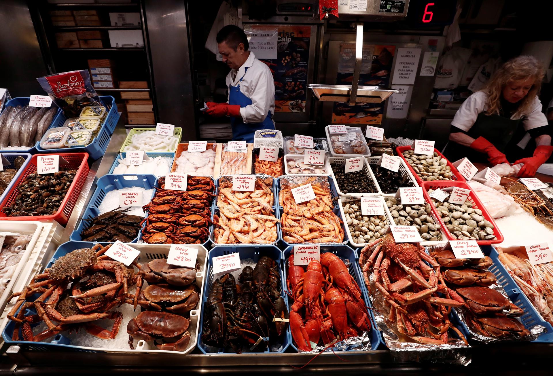 Imagen de archivo de un puesto de pescado en un mercado. EFE/ Jesús Diges