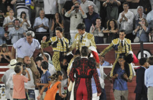 El ganadero Daniel Ruiz, y los diestros Roca Rey, Manuel Caballero y Paco Ureña salen a hombros, este sábado durante la feria de Albacete. EFE/Manu.