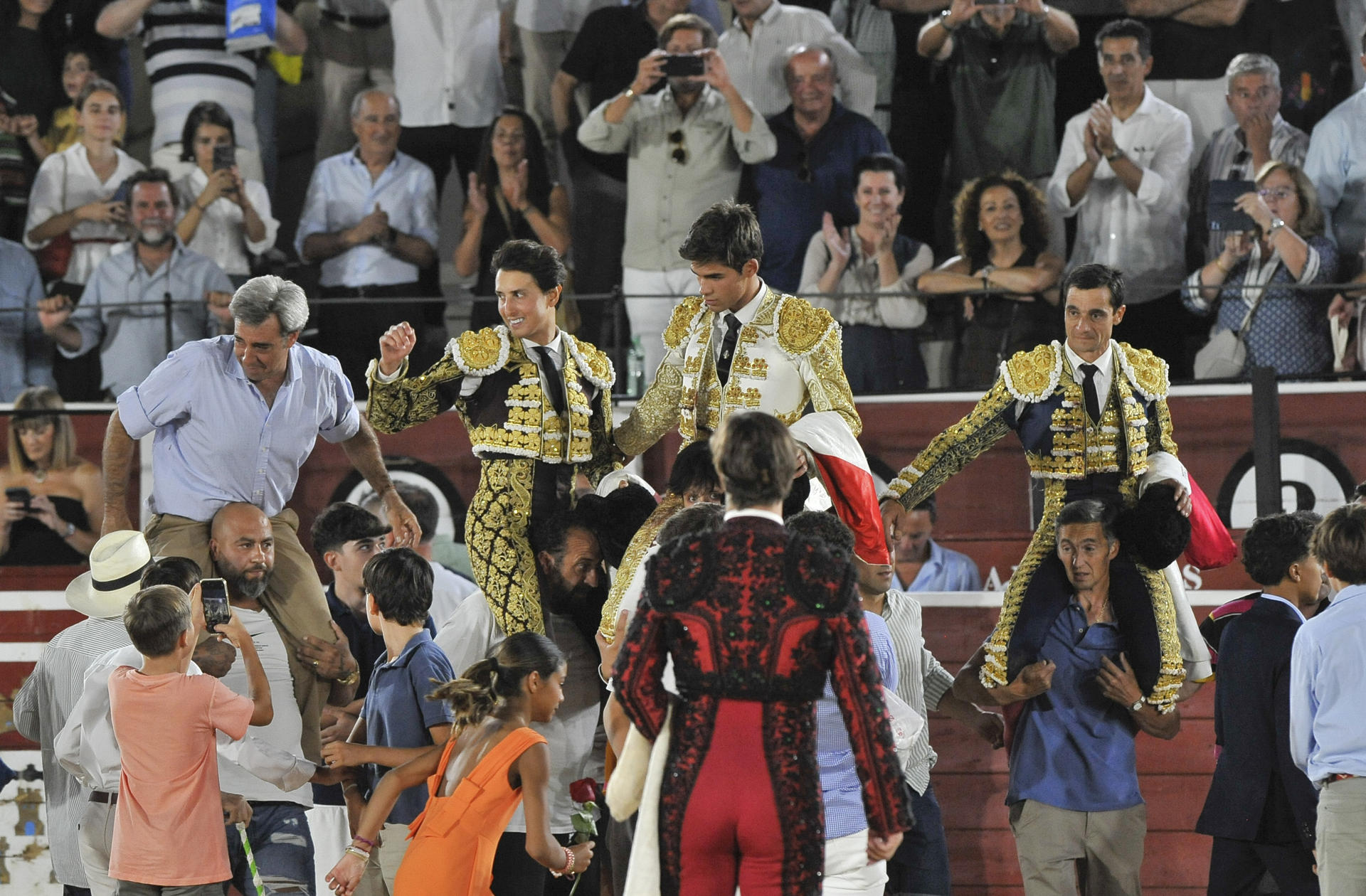 El ganadero Daniel Ruiz, y los diestros Roca Rey, Manuel Caballero y Paco Ureña salen a hombros, este sábado durante la feria de Albacete. EFE/Manu.