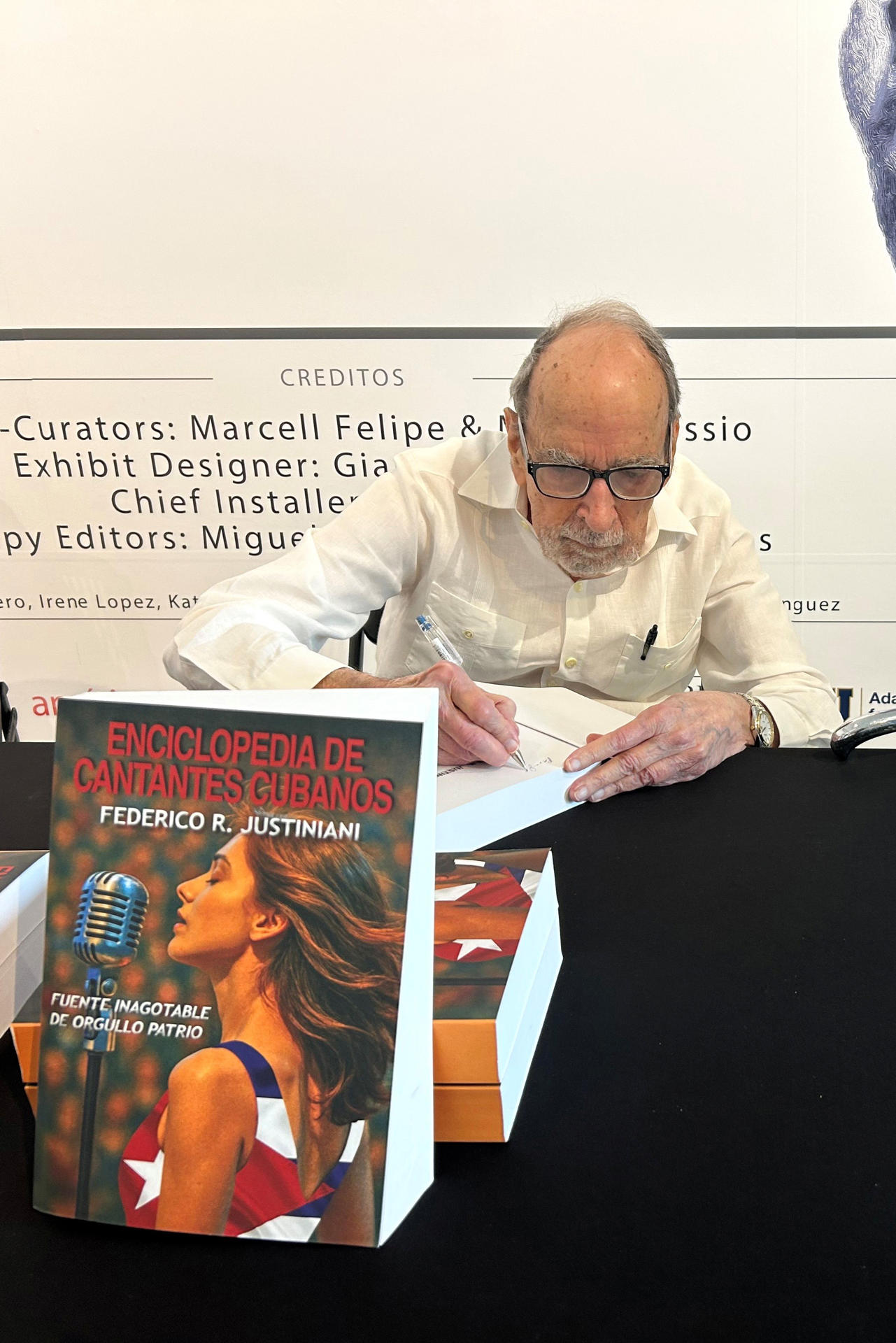 El médico y escritor cubano Federico R. Justiniani fue captado el pasado 17 de septiembre al firmar un ejemplar de su libro 'Enciclopedia de cantantes cubanos: fuente inagotable de orgullo patrio', durante su presentación, en el Museo Americano de la Diáspora Cubana, en Miami (FL, EE.UU.). EFE/Blanca Escriche