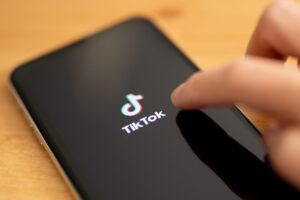 El presidente del Gobierno, Pedro Sánchez, y el líder del PP, Alberto Núñez Feijóo, buscan un mayor acercamiento a los jóvenes con la apertura en los últimos días de sendas cuentas en TikTok. EFE/EPA/HAYOUNG JEON