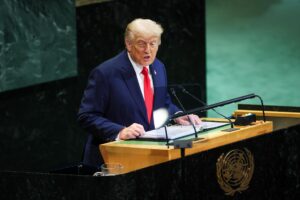 El presidente de Estados Unidos, Donald Trump (i), habla durante el debate general del 80 periodo de sesiones de la Asamblea General de las Naciones Unidas (AGNU), en Nueva York, el 23 de septiembre de 2025. EFE//LESZEK