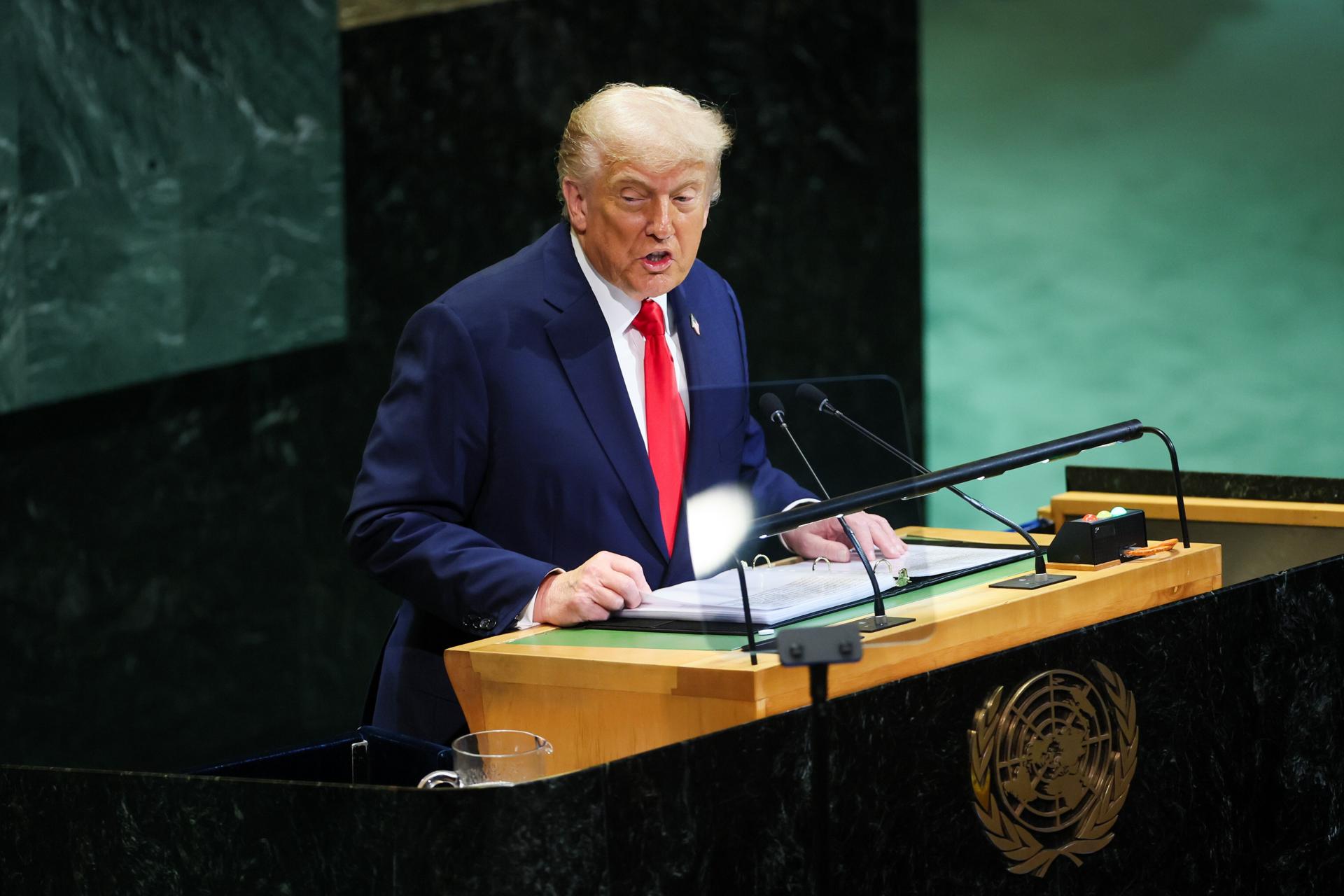 El presidente de Estados Unidos, Donald Trump (i), habla durante el debate general del 80 periodo de sesiones de la Asamblea General de las Naciones Unidas (AGNU), en Nueva York, el 23 de septiembre de 2025. EFE//LESZEK