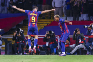 El defensa del FC Barcelona Jules Koundé celebra el gol marcado ante la Real Sociedad durante el encuentro correspondiente a la séptima jornada de Liga EA Sports que FC Barcelona y Real Sociedad disputan este domingo. EFE/Alberto Estévez.
