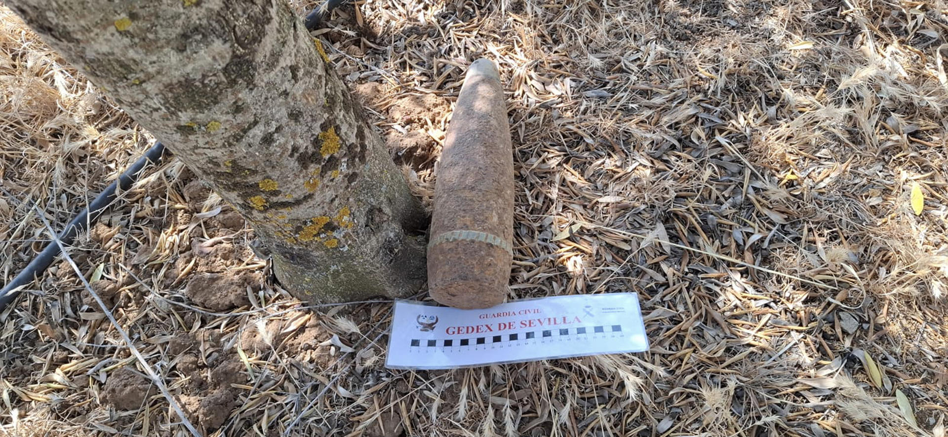 La Guardia Civil ha destruido un obús de artillería 'Vickers', modelo usado en la Guerra Civil, que ha sido localizado en una explotación agrícola de Valsequillo (Córdoba). El obús, de 10,5 centímetros de longitud del modelo 1922, fue encontrado por un vecino del municipio que realizaba labores agrícolas en su explotación, según ha informado este miércoles la Guardia Civil. EFE/GUARDIA CIVIL***SOLO USO EDITORIAL/SOLO DISPONIBLE PARA ILUSTRAR LA NOTICIA QUE ACOMPAÑA (CRÉDITO OBLIGATORIO)***