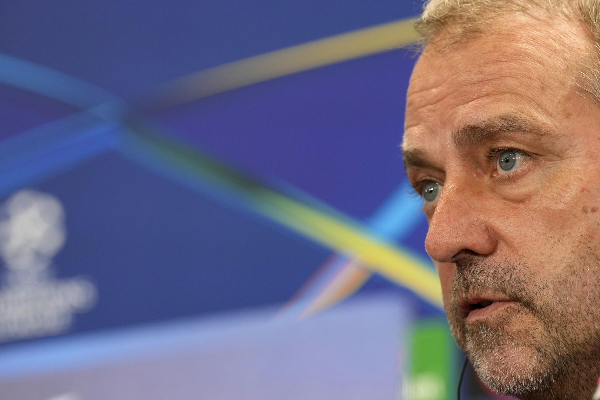 El entrenador del FC Barcelona, Hansi Flick, durante la rueda de prensa posterior al entrenamiento que el equipo azulgrana ha realizado en la ciudad deportiva Joan Gamper para preparar el partido de Liga de Campeones que disputarán ante el PSG en el Estadi Olímpic Lluis Companys. EFE/Alejandro García
