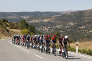 El pelotón durante la vigésima y penúltima etapa de La Vuelta a España disputada este sábado entre las localidades madrileñas de Robledo de Chabela y el Puerto de Navacerrada con un recorrido de 165.6 km. EFE/ Javier Lizón