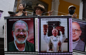 Integrantes de la Comunidad Boliviana de Sobrevivientes (CBS) se manifiestan frente al templo de la Compañía de Jesús este viernes, en Cochabamba (Bolivia). EFE/Jorge Abrego