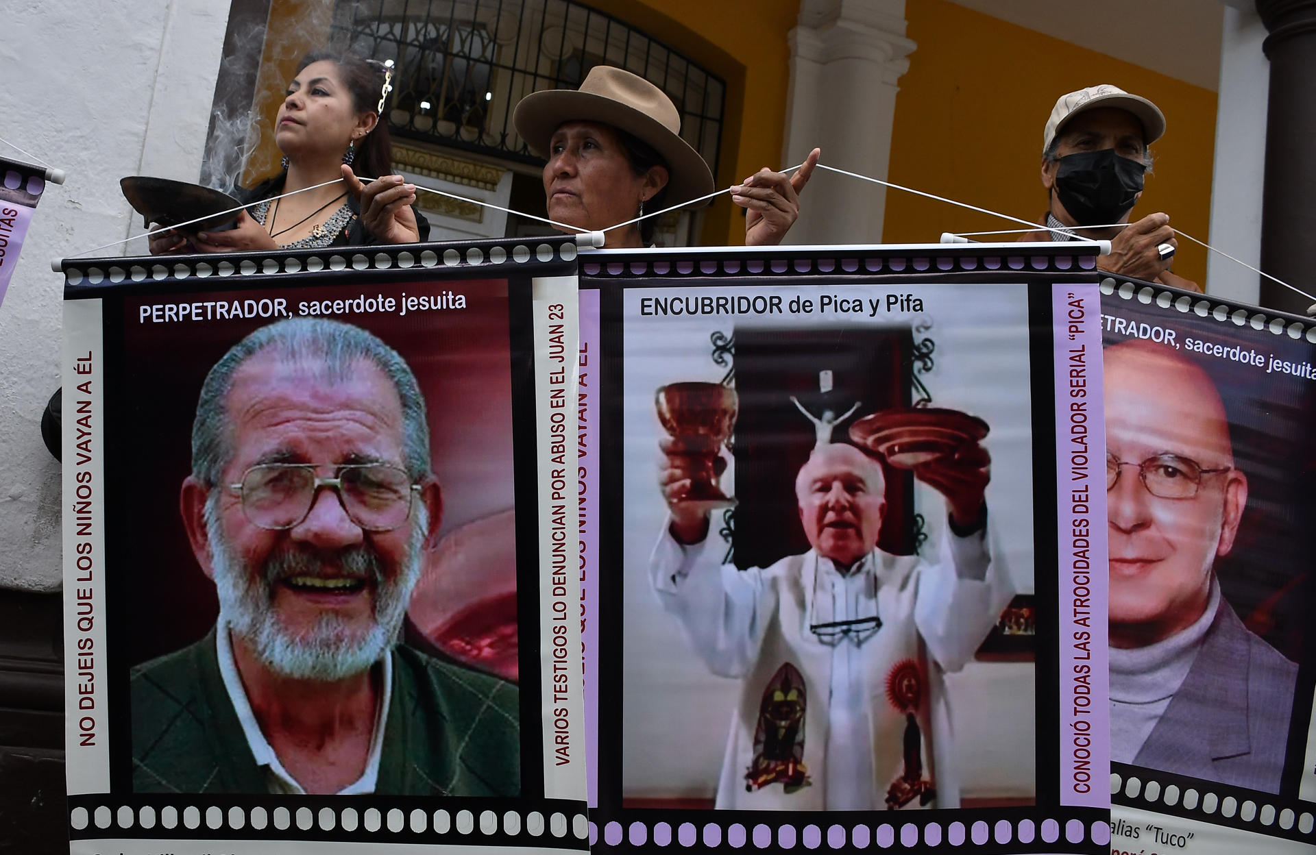 Integrantes de la Comunidad Boliviana de Sobrevivientes (CBS) se manifiestan frente al templo de la Compañía de Jesús este viernes, en Cochabamba (Bolivia). EFE/Jorge Abrego