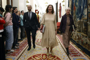 La presidenta del Congreso de los Diputados, Francina Armengol (c), el vicepresidente primero, Alfonso Rodríguez Gómez de Celis, y la secretaria segunda, Isaura Leal, se dirigen a asistir a la reunión de la Mesa del Congreso de los Diputados. EFE/ Chema Moya