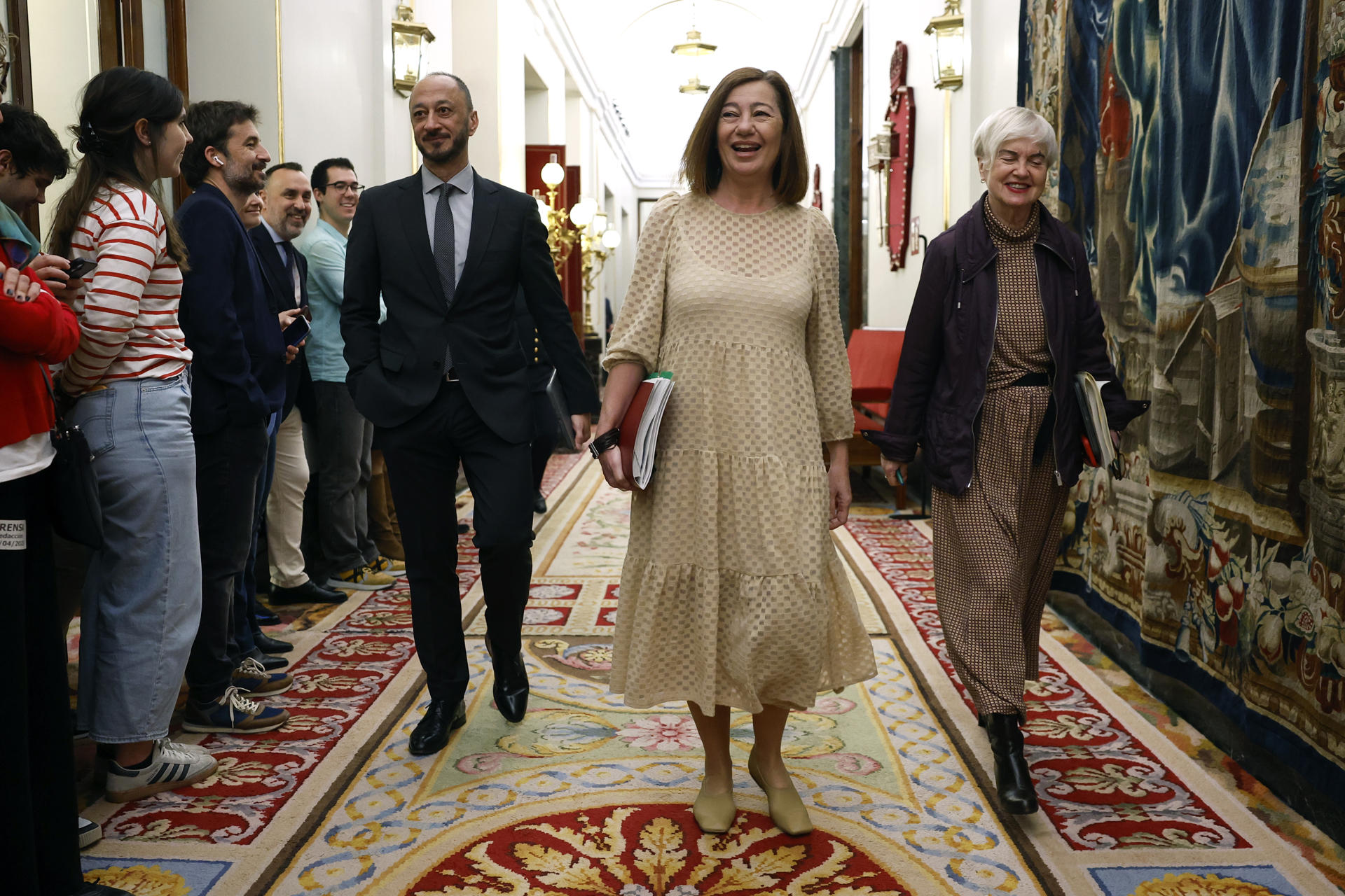 La presidenta del Congreso de los Diputados, Francina Armengol (c), el vicepresidente primero, Alfonso Rodríguez Gómez de Celis, y la secretaria segunda, Isaura Leal, se dirigen a asistir a la reunión de la Mesa del Congreso de los Diputados. EFE/ Chema Moya