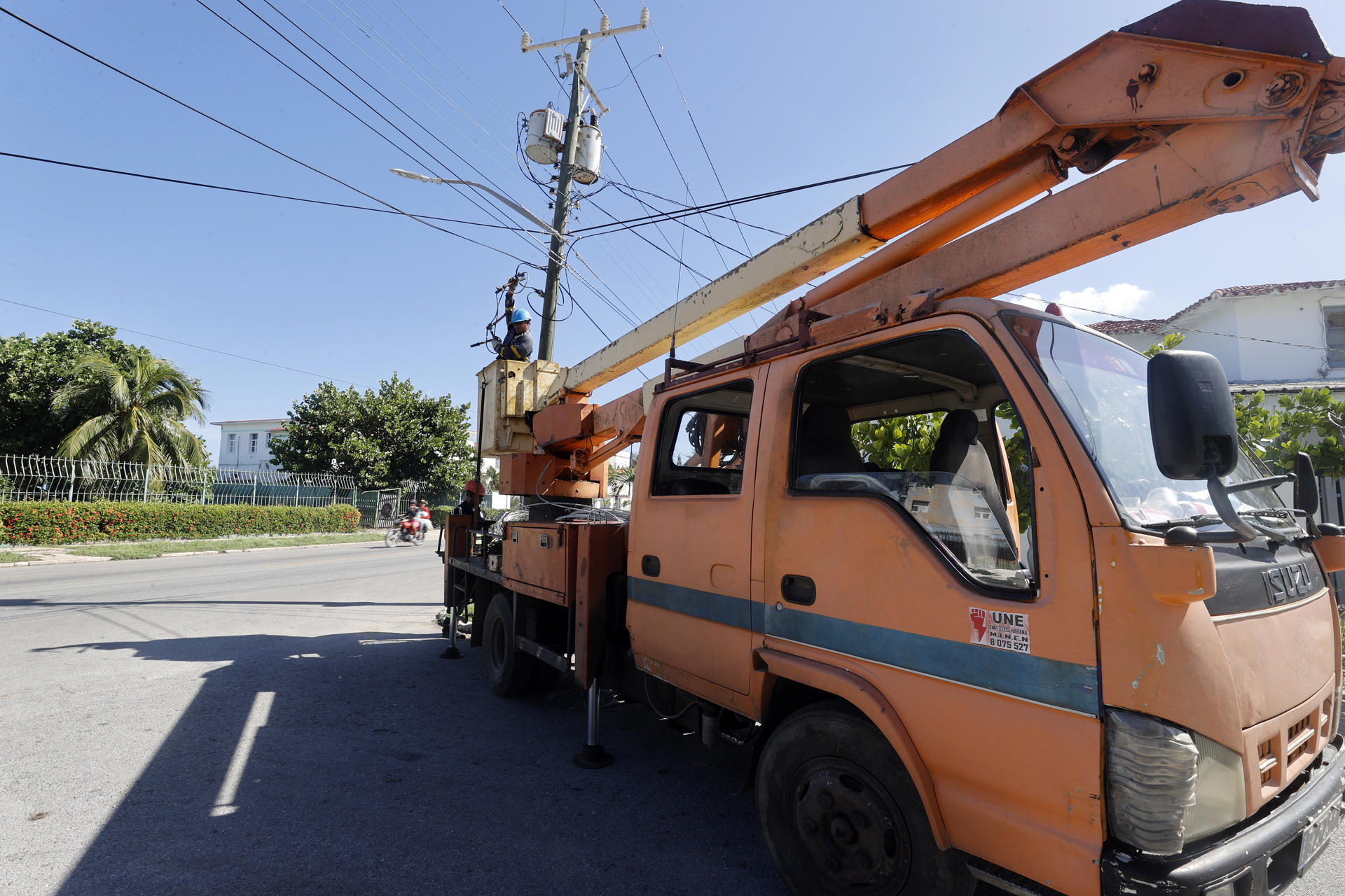 Empleados de la empresa Eléctrica Nacional (UNE) trabajan en la reparación del sistema eléctrico este miércoles, en La Habana (Cuba). EFE/ Ernesto Mastrascusa
