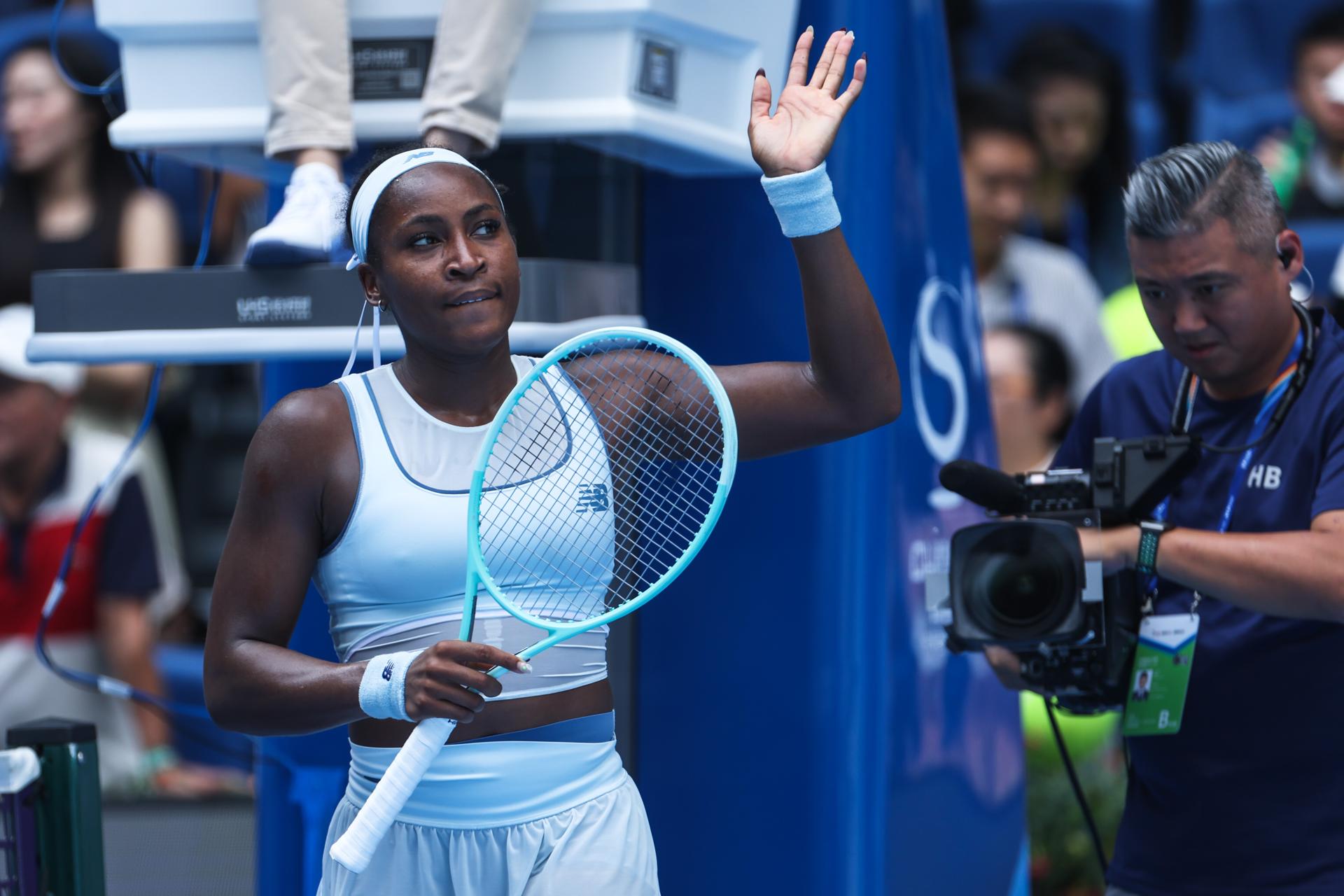 La tenista estadounidense Coco Gauff celebra la victoria durante el partido de la ronda de 64 del torneo individual femenino contra la rusa Kamilla Rakhimova del Abierto de China. EFE/EPA/WU HAO