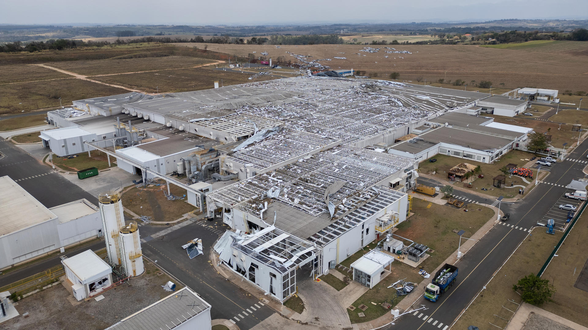 Fotografía aérea que muestra los daños causados por una fuerte lluvia en la fábrica de motores de Toyota este miércoles, en Porto Feliz (Brasil). EFE/ Isaac Fontana
