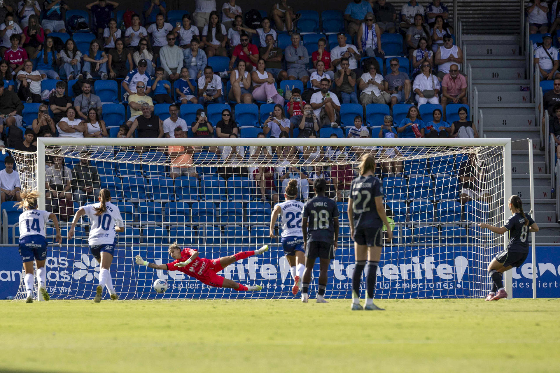 La guardameta del Tenerife, Noelia Ramos, detiene el penalti lanzado por la delantera del Real Madrid, Dabritz (d), durante el encuentro correspondiente a la jornada 5 de la Liga F que disputaron Tenerife y Real Madrid en el estadio Heliodoro Rodríguez López, en Santa Cruz de Tenerife. EFE / Miguel Barreto.
