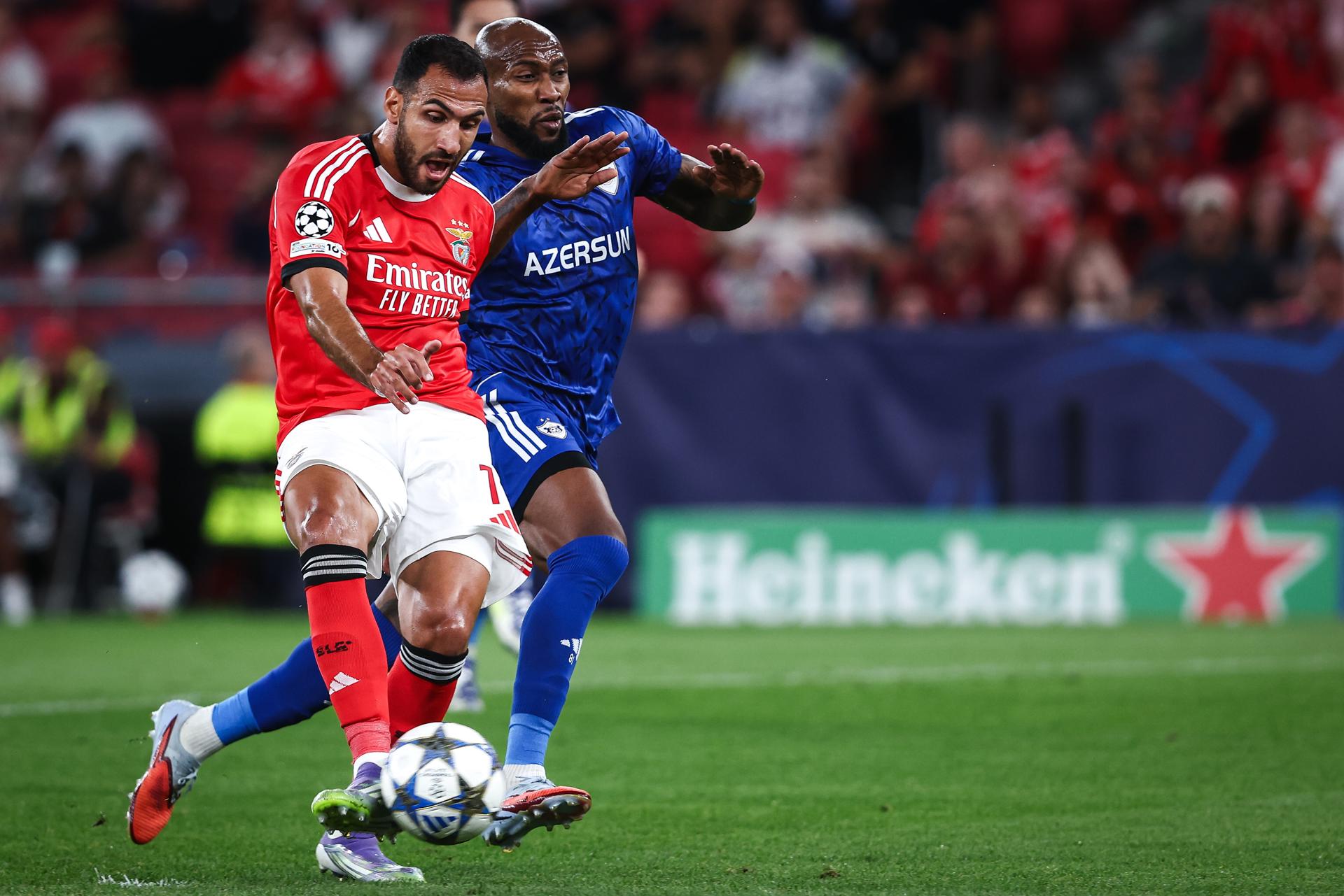 El punta griego del Benfica Vangelis Pavlidis (I) logra el 2-0 durante el primer partido de la fase de Liga de la Champions League que han jugado Benfica y Qarabag en Lisboa, Portugal. EFE/EPA/RODRIGO ANTUNES
