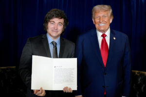 Fotografía cedida por la Presidencia de Argentina del mandatario Javier Milei junto al presidente de los Estados Unidos, Donald Trump, durante una reunión este martes en Nueva York (Estados Unidos). EFE/ Presidencia de Argentina / SOLO USO EDITORIAL NO VENTAS/SOLO DISPONIBLE PARA ILUSTRAR LA NOTICIA QUE ACOMPAÑA (CRÉDITO OBLIGATORIO)