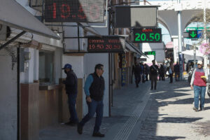 Fotografía del 30 de mayo de 2025, de personas comprando divisas en una casa de cambio de dólar, en Ciudad Juárez, Chihuahua (México). EFE/Luis Torres