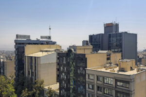 El suelo se hunde bajo los pies de los iraníes. Literalmente. La subsidencia afecta a una treintena de las 31 provincias del país, con hundimientos de hasta 40 centímetros al año, poniendo en riesgo la vida urbana y el patrimonio histórico de la civilización persa. Tras China e Indonesia, Irán es el tercer país del mundo más afectado por este fenómeno, que consiste en el colapso gradual del terreno debido a la sobreexplotación de acuíferos y décadas de gestión deficiente de los recursos hídricos, y que provoca grietas en suelo y edificios. EFE/ Aydin Shayegan