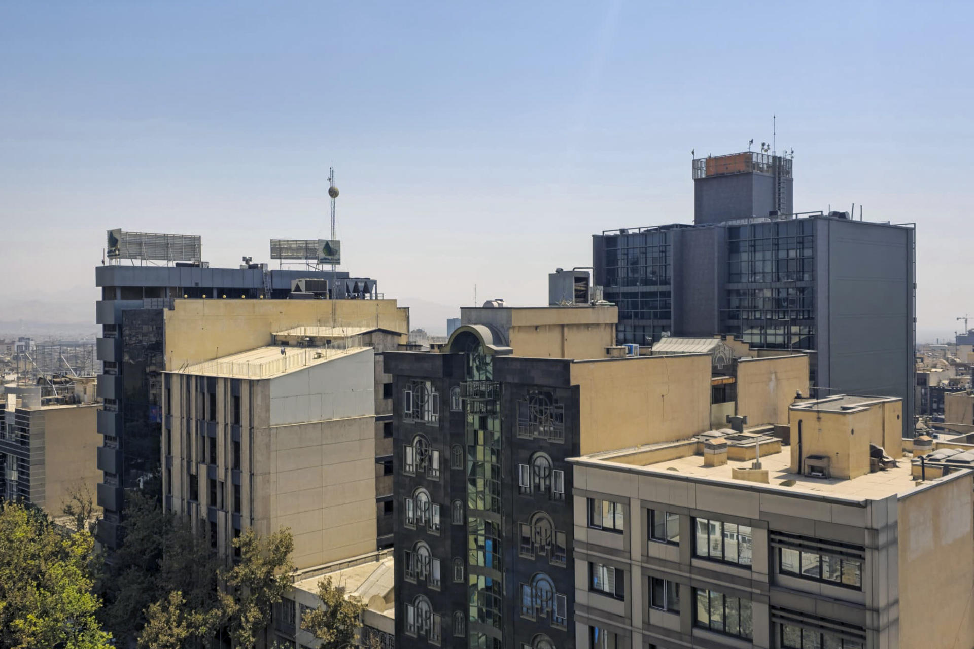El suelo se hunde bajo los pies de los iraníes. Literalmente. La subsidencia afecta a una treintena de las 31 provincias del país, con hundimientos de hasta 40 centímetros al año, poniendo en riesgo la vida urbana y el patrimonio histórico de la civilización persa. Tras China e Indonesia, Irán es el tercer país del mundo más afectado por este fenómeno, que consiste en el colapso gradual del terreno debido a la sobreexplotación de acuíferos y décadas de gestión deficiente de los recursos hídricos, y que provoca grietas en suelo y edificios. EFE/ Aydin Shayegan